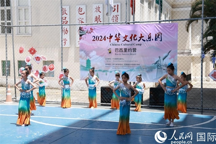 傣族舞蹈《金色的孔雀》以?xún)?yōu)美的動(dòng)作贏(yíng)得觀(guān)眾喝彩。人民網(wǎng)記者 陳海琪攝