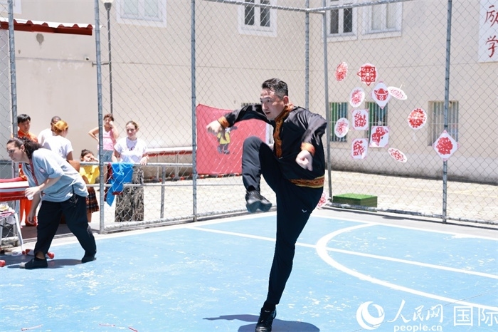 塔吉克舞蹈《夢(mèng)想》通過(guò)靈動(dòng)的舞姿展現(xiàn)了塔吉克族對(duì)美好生活的向往，仿佛帶領(lǐng)觀(guān)眾走進(jìn)了帕米爾高原。人民網(wǎng)記者 陳海琪攝