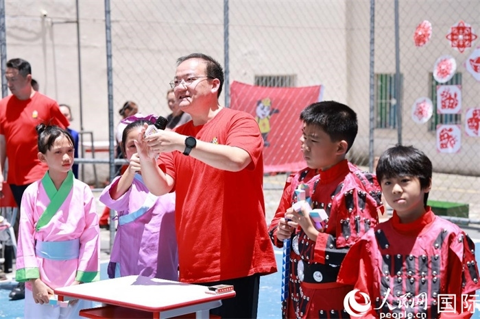 趣味數(shù)學(xué)節(jié)目以富有創(chuàng)意的數(shù)字游戲和魔尺變幻為亮點(diǎn)，激發(fā)了孩子們的數(shù)學(xué)思維與想象力。人民網(wǎng)記者 陳海琪攝