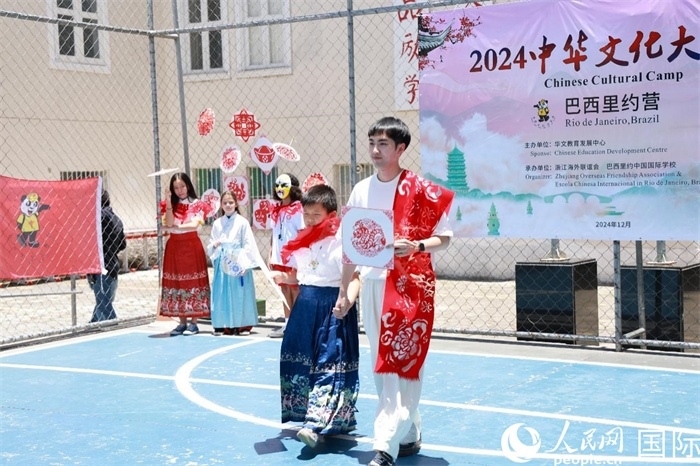 《SHOW美中華》通過(guò)國(guó)風(fēng)服飾走秀，將傳統(tǒng)文化與現(xiàn)代創(chuàng)意完美結(jié)合。人民網(wǎng)記者 陳海琪攝