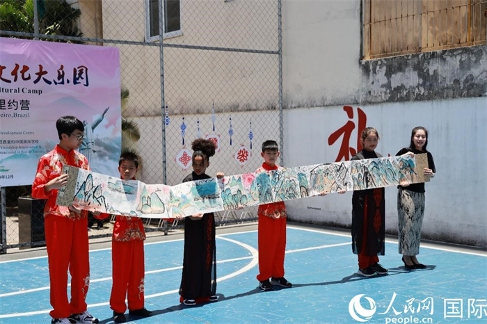 《一書(shū)一畫(huà)》展現(xiàn)了小營(yíng)員們的繪畫(huà)技巧。人民網(wǎng)記者 陳海琪攝