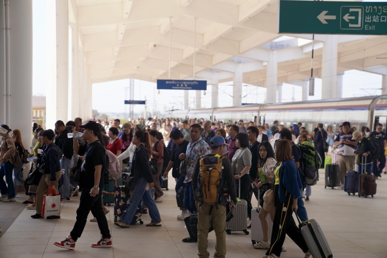 在中老鐵路萬象站，客運列車抵達后旅客出站。老中鐵路有限公司供圖
