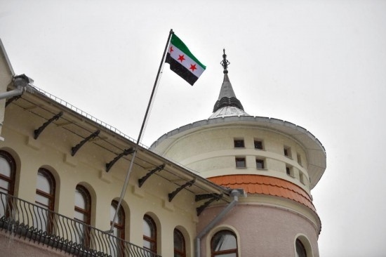 12月9日，在俄羅斯首都莫斯科，敘利亞駐俄羅斯使館升起代表敘利亞反對派的旗幟。新華社發(fā)（亞歷山大攝）