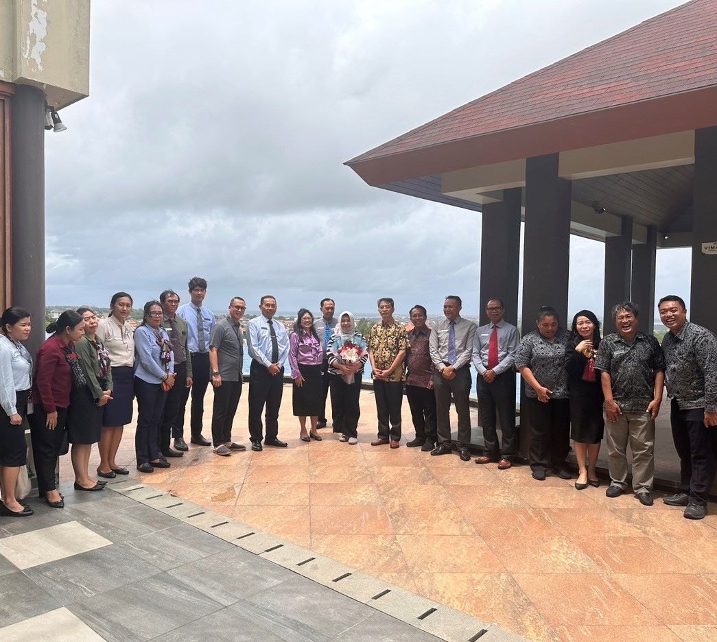 座談會全體人員合影。烏達(dá)雅納大學(xué)旅游孔子學(xué)院供圖