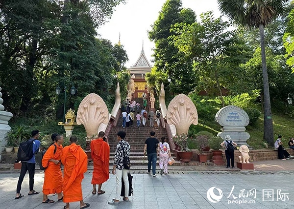 游客在金邊塔山寺游玩。人民網(wǎng)記者 簡承淵攝