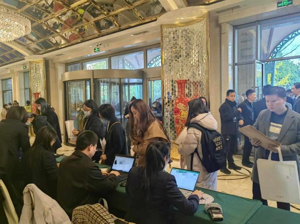 12月12日，第十批國家組織藥品集中帶量采購現(xiàn)場。新華社記者龔雯 攝