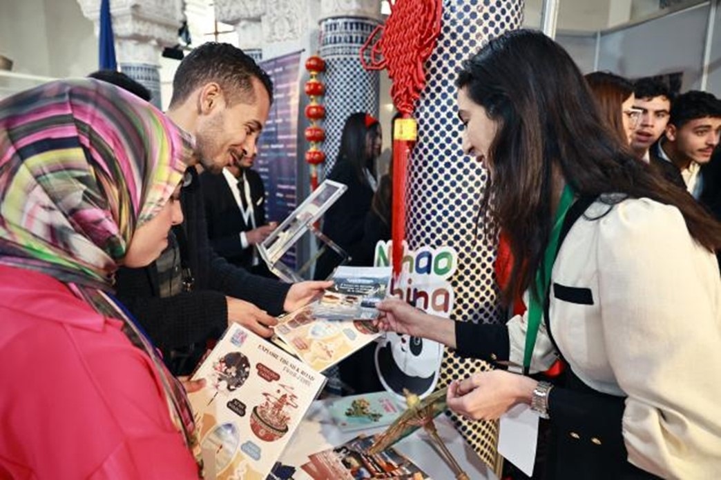 摩洛哥觀眾在中國(guó)展臺(tái)前觀看宣傳資料。拉巴特中國(guó)文化中心供圖