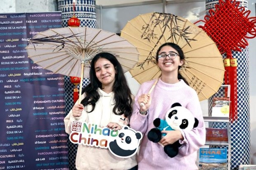 兩名女孩在合影。拉巴特中國(guó)文化中心供圖