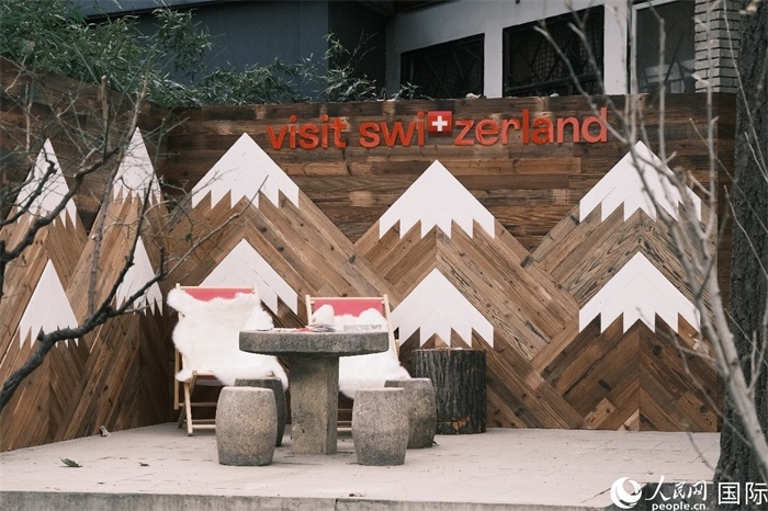 瑞士小木屋一隅，靜謐中散發(fā)出阿爾卑斯的冬日溫情。人民網(wǎng) 實(shí)習(xí)生黃睿攝