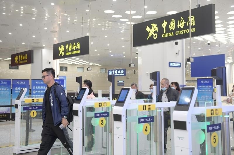 △2024年2月29日，旅客從橫琴口岸過關(guān)。