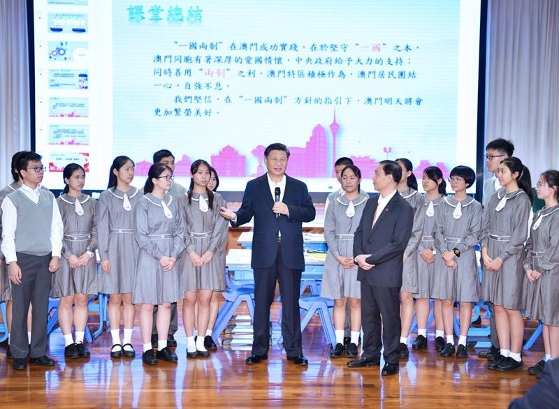 △2019年12月19日，在濠江中學(xué)附屬英才學(xué)校觀摩以“‘一國(guó)兩制’與澳門”為題的中國(guó)歷史公開課后，習(xí)近平主席走到學(xué)生中間即席發(fā)表重要講話。