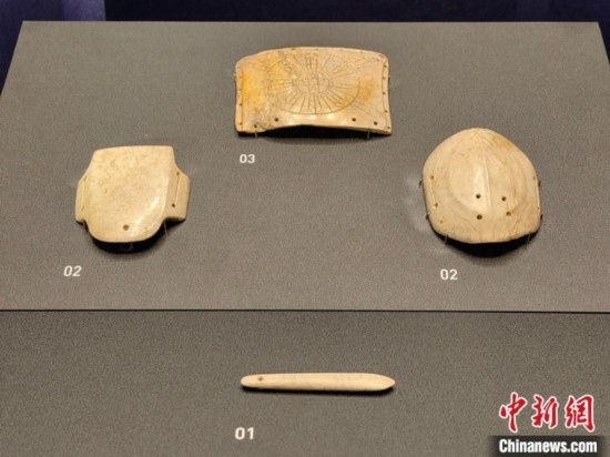 12月14日，“文明先鋒—凌家灘文化玉器展”在故宮博物院文華殿開幕。圖為展覽現(xiàn)場(chǎng)的玉龜、玉版和玉簽。 中新社記者 應(yīng)妮 攝