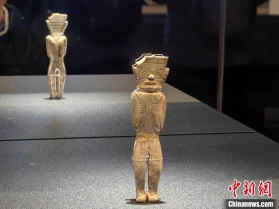 12月14日，“文明先鋒—凌家灘文化玉器展”在故宮博物院文華殿開幕。圖為展覽現(xiàn)場(chǎng)的立姿玉人。 中新社記者 應(yīng)妮 攝