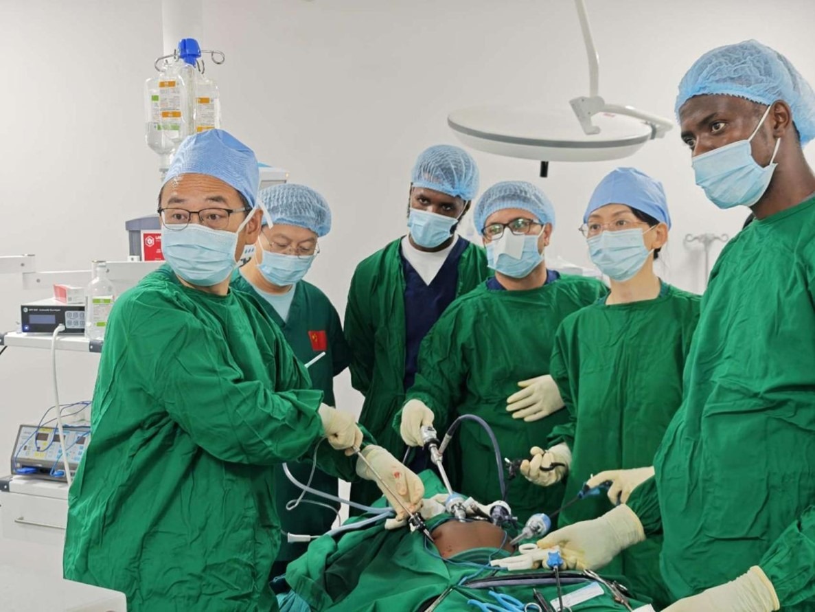 中外醫(yī)師合作進行腹腔鏡手術(shù)。中國援桑醫(yī)療隊供圖