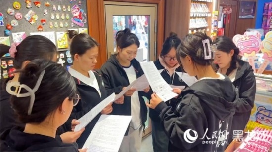 工會組織企業(yè)職工開展技能培訓(xùn)活動。人民網(wǎng)記者 張哲鑫攝