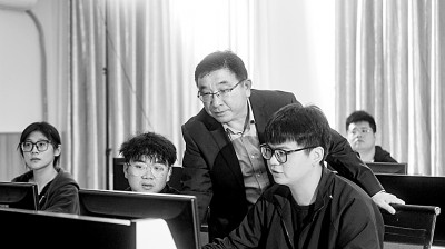 于濤教授對(duì)團(tuán)隊(duì)成員進(jìn)行技術(shù)指導(dǎo)。資料圖片