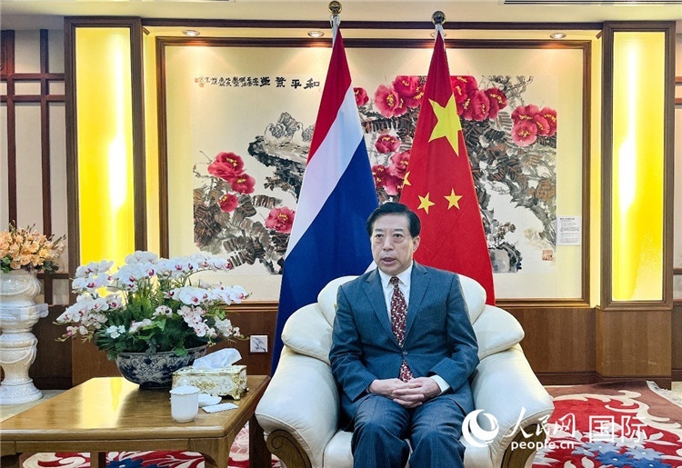 2024年12月10日，中國駐泰國大使韓志強在泰國曼谷接受中國—東盟中心（ACC）組織的“多彩東盟：2024年中國媒體東盟行”媒體團采訪。人民網(wǎng)記者 羨江楠攝