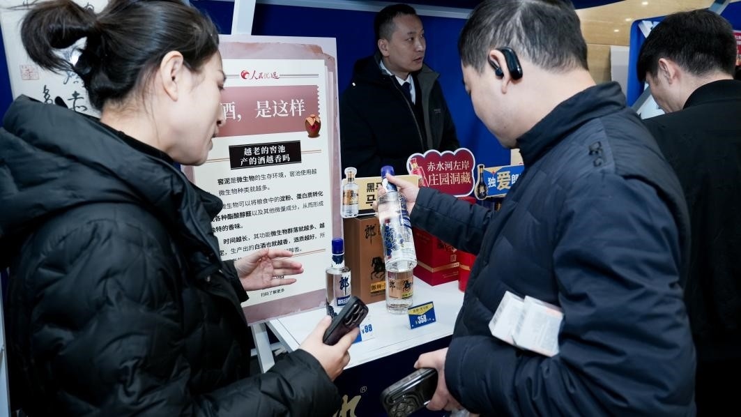 白酒展位負責人在為嘉賓介紹。張新攝