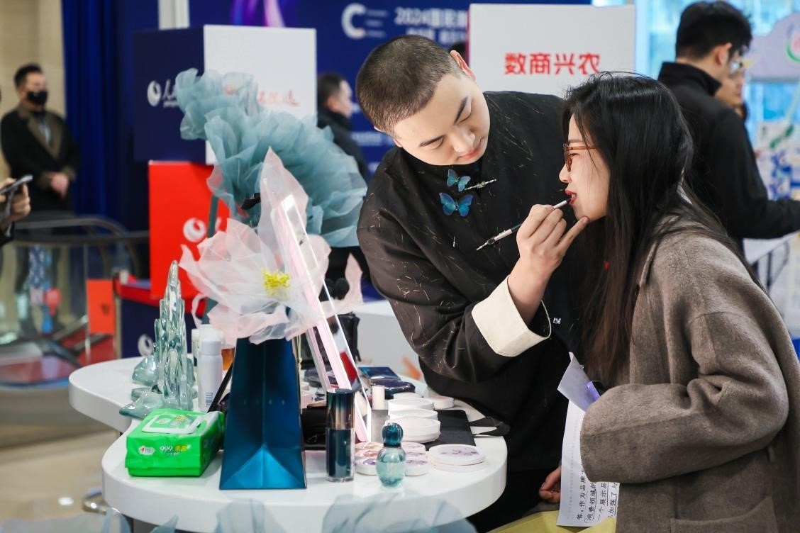 美妝展位化妝師為嘉賓一對一化妝。林文松攝