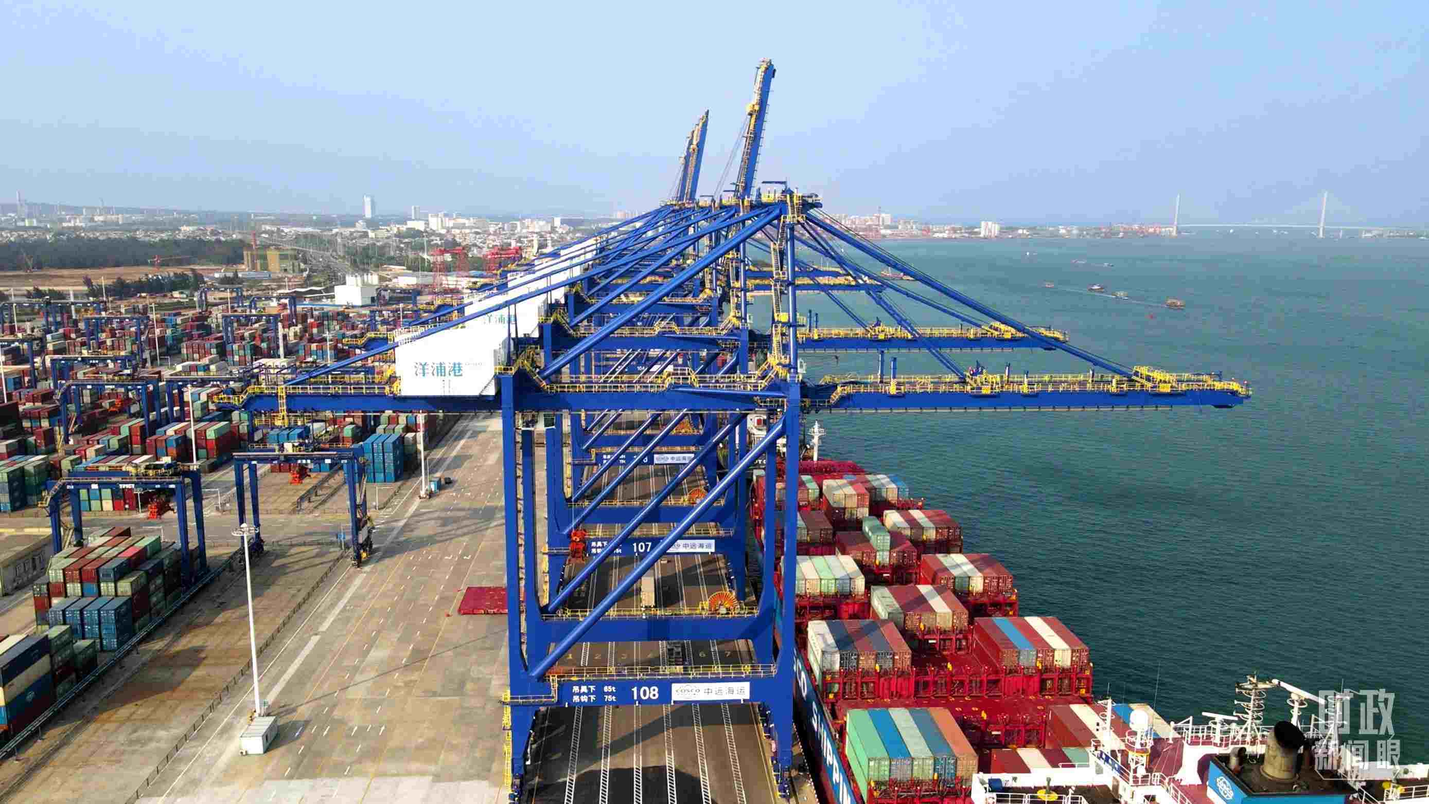 海南洋浦國際集裝箱碼頭小鏟灘港區(qū)。（總臺央視記者彭漢明拍攝）
