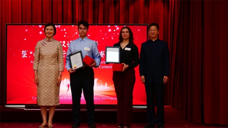 駐舊金山總領(lǐng)事張建敏及其夫人鄭心為選手頒獎(jiǎng)。李鑫江攝