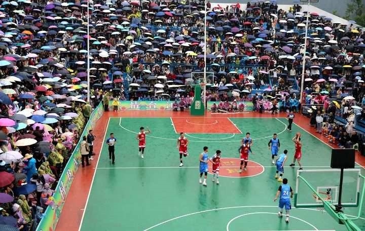 2024年5月1日，人們在貴州省黔東南苗族侗族自治州臺江縣臺盤鄉(xiāng)臺盤村觀看“村BA”球王爭霸賽。 新華社發(fā)（余天英 攝）