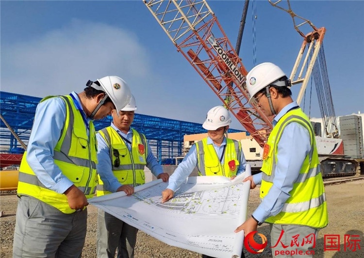 管理團(tuán)隊(duì)現(xiàn)場(chǎng)查看項(xiàng)目進(jìn)展。人民網(wǎng)記者 管克江攝