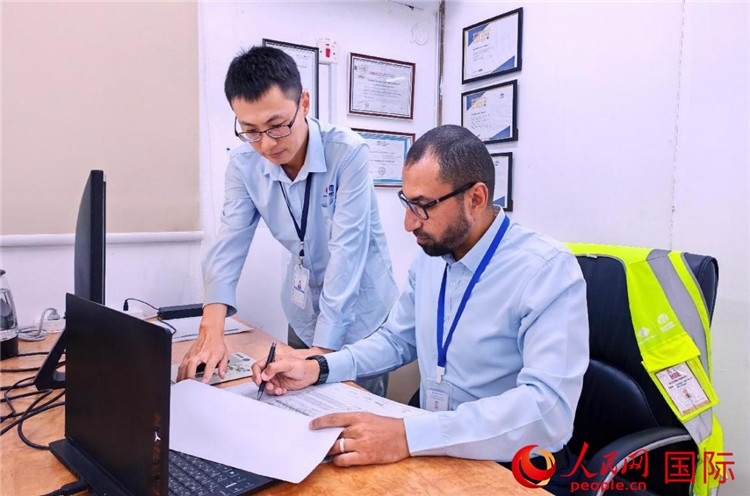 中外員工共同跟進(jìn)項(xiàng)目進(jìn)展。人民網(wǎng)記者 管克江攝