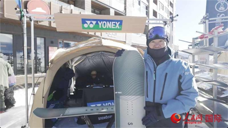 大塚幸博向記者展示滑雪板。人民網(wǎng)記者 袁蒙攝