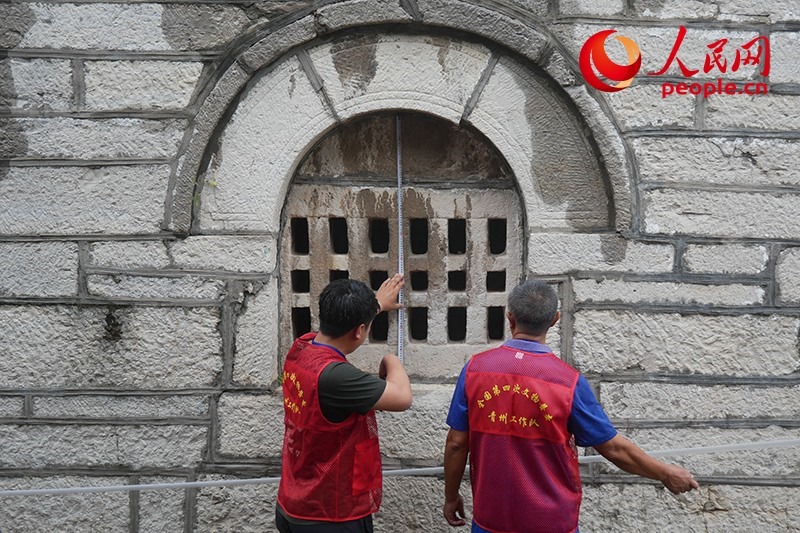 9月14日，山東青州，文物普查隊(duì)員正在實(shí)地調(diào)查。人民網(wǎng)記者 韋衍行攝