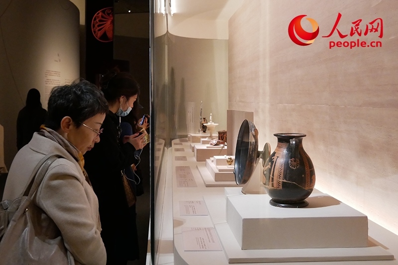 11月13日，觀眾正在國博參觀“美的多元——古希臘的藝術(shù)與生活”展。人民網(wǎng)記者 韋衍行攝