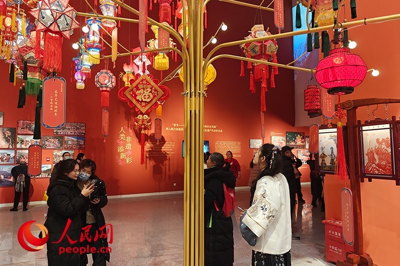 12月21日，觀眾正在參觀“過年——春節(jié)主題展”。人民網(wǎng)記者 韋衍行攝