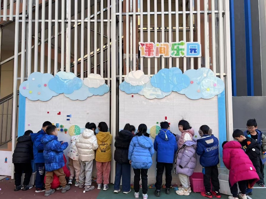 學(xué)生們?cè)谡n間樂園玩拼圖。人民網(wǎng) 白炅攝