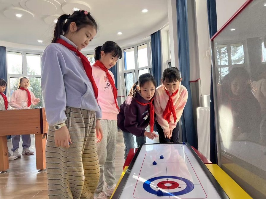 學(xué)生們?cè)谏傧汝?duì)大廳進(jìn)行課間活動(dòng)。人民網(wǎng) 白炅攝