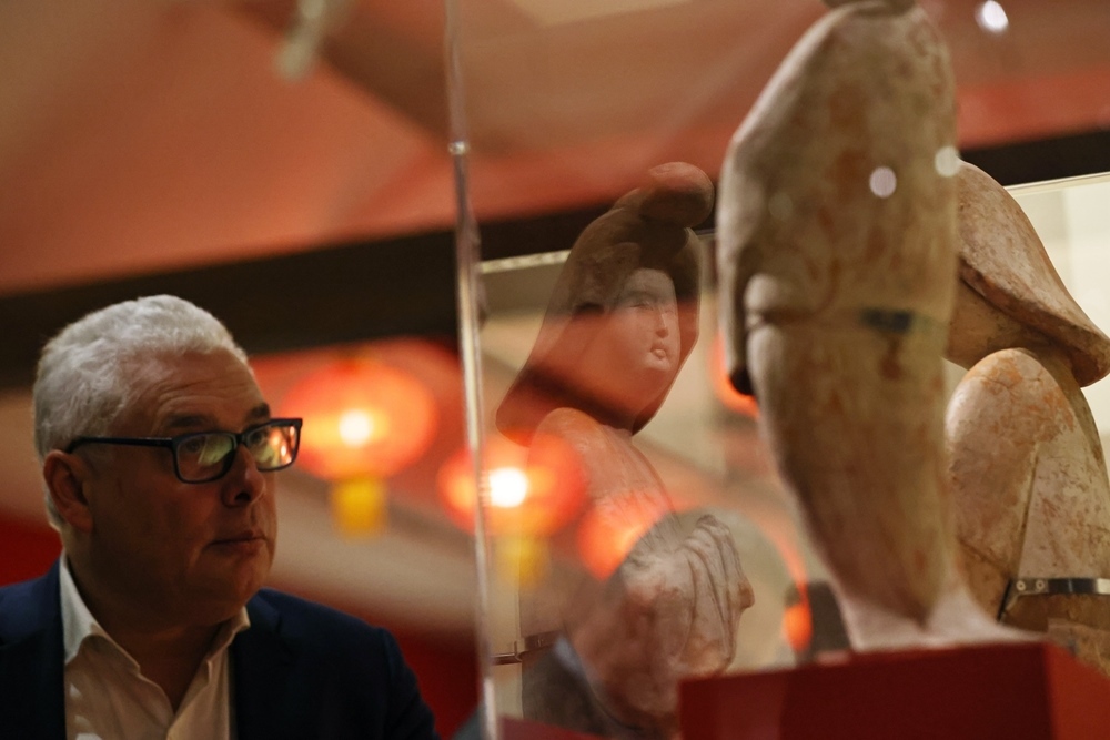 2024年11月18日，在位于法國(guó)巴黎的吉美國(guó)立亞洲藝術(shù)博物館，一名觀眾參觀“中國(guó)·唐——一個(gè)多元開(kāi)放的朝代（7至10世紀(jì)）”展覽。新華社記者 高靜 攝