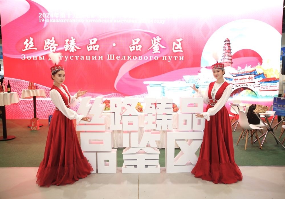 2024年8月23日，在哈薩克斯坦阿斯塔納，身著民族服飾的工作人員在第十九屆哈薩克斯坦—中國(guó)商品展覽會(huì)上歡迎觀展民眾。新華社發(fā)（奧斯帕諾夫攝）