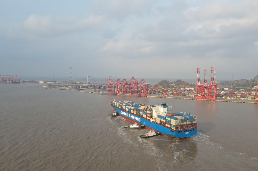 “新上?！陛喌诌_(dá)洋山港，這是自秘魯錢凱港開(kāi)港后首個(gè)“錢凱—上?！闭胶酱危?024年12月18日攝，無(wú)人機(jī)照片）。新華社記者 方喆 攝