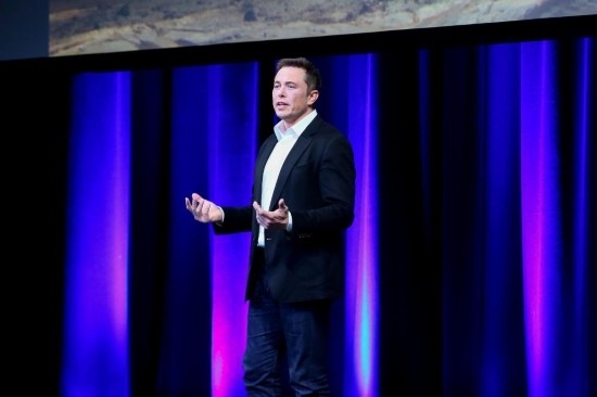  2017年9月29日，在澳大利亞阿德萊德，美國(guó)企業(yè)家埃隆·馬斯克在第68屆國(guó)際宇航大會(huì)閉幕式前做主旨演講。新華社發(fā)（閆寒?dāng)z）