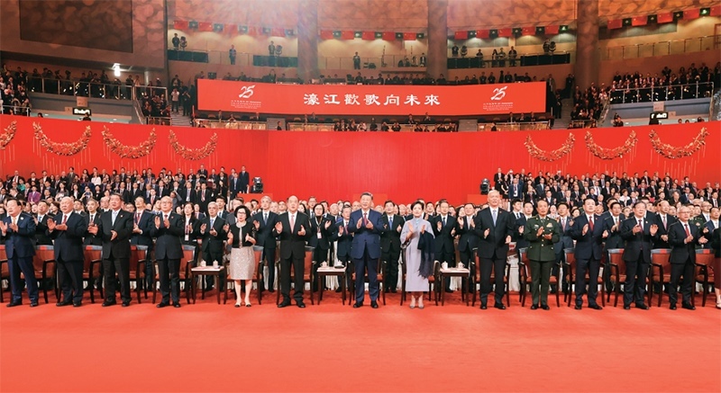 2024年12月19日晚，慶祝澳門回歸祖國25周年文藝晚會在澳門東亞運動會體育館舉行。中共中央總書記、國家主席、中央軍委主席習近平觀看演出。晚會最后，習近平同全場觀眾一起高唱《歌唱祖國》。 新華社記者 丁林/攝