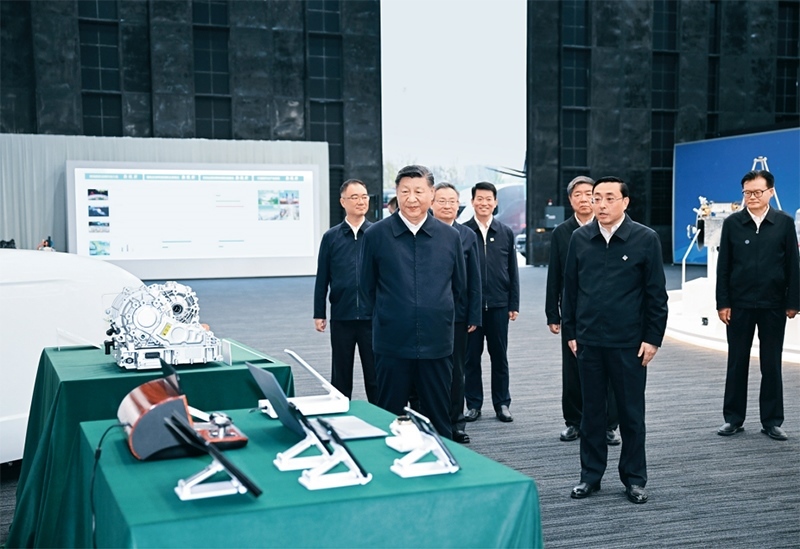 2024年10月17日至18日，中共中央總書記、國家主席、中央軍委主席習近平在安徽考察。這是17日下午，習近平在合肥濱湖科學城察看安徽省重大科技創(chuàng)新成果集中展示。 新華社記者 謝環(huán)馳/攝