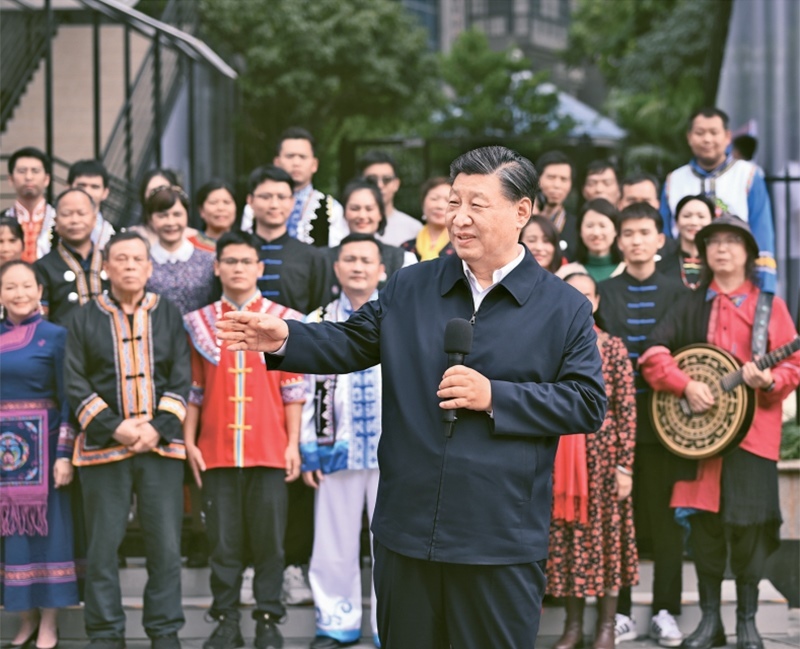 2023年12月14日至15日，中共中央總書記、國家主席、中央軍委主席習近平在廣西考察。這是14日上午，習近平在南寧市良慶區(qū)蟠龍社區(qū)考察時，同社區(qū)各族群眾親切交流。 新華社記者 燕雁/攝