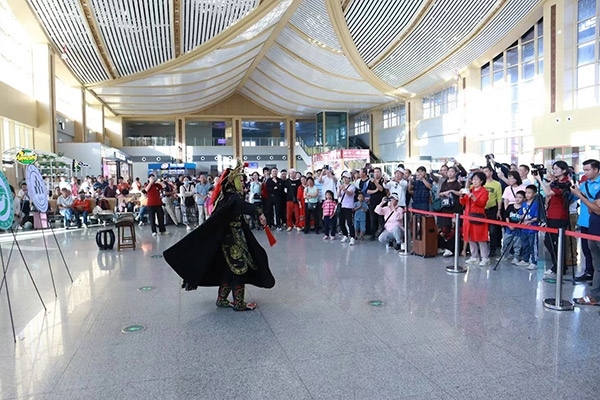 演員在中老鐵路瑯勃拉邦車站表演節(jié)目。蓬屏攝