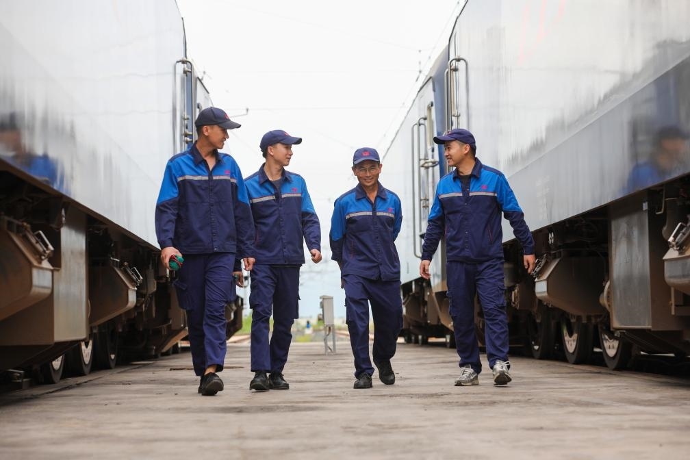 2024年9月9日，來(lái)自中國(guó)、老撾的師徒4人在中老鐵路萬(wàn)象運(yùn)營(yíng)管理中心的機(jī)車(chē)檢修庫(kù)內(nèi)。新華社發(fā)（楊永全攝）