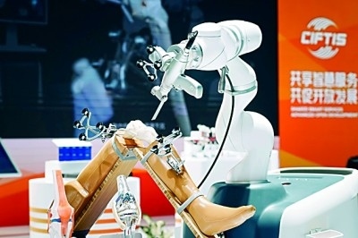 2024年中國(guó)國(guó)際服務(wù)貿(mào)易交易會(huì)上展出的人工智能骨科手術(shù)機(jī)器人。新華社發(fā)