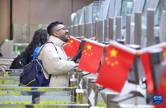 1月2日，國外旅客通過大興機(jī)場邊檢站入境。新華社記者 李欣 攝