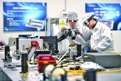 科研人員在中國科學(xué)院西安光學(xué)精密機(jī)械研究所阿秒科學(xué)與技術(shù)研究中心做實(shí)驗(yàn)。新華社發(fā)