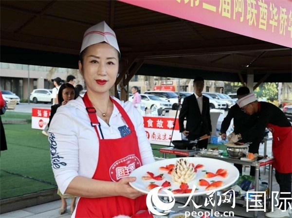 一名參賽選手展示冷盤(pán)“荷塘月色”。人民網(wǎng)記者 管克江攝