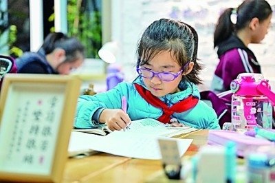 在河南洛陽市澗西區(qū)長(zhǎng)安路街道長(zhǎng)安路二社區(qū)共享自習(xí)室內(nèi)，孩子們?cè)趯W(xué)習(xí)。李衛(wèi)超攝/光明圖片