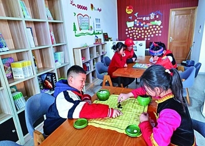 浙江岱山縣秀山鄉(xiāng)秀南村“民生小鋪”里，放學(xué)后的小學(xué)生在下棋。新華社發(fā)