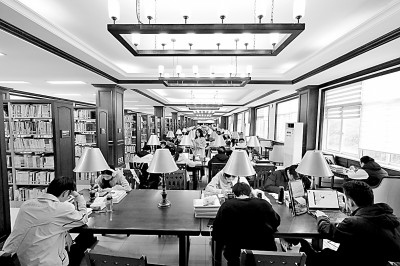 重慶大學(xué)圖書館，大學(xué)生們正在讀書學(xué)習(xí)。孫凱芳攝/光明圖片